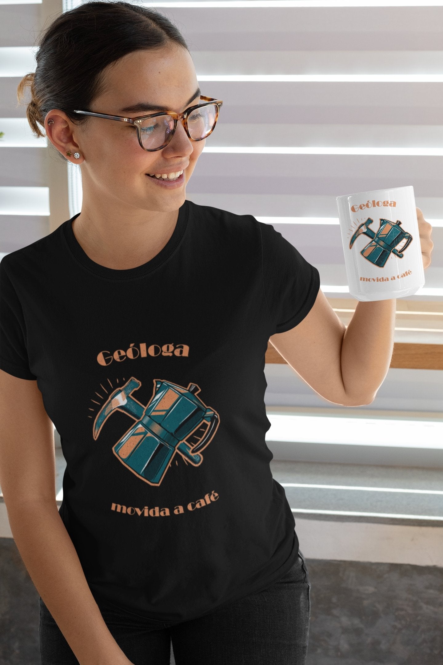 Camiseta Geóloga Movida a Café - Feminino -camiseta- Editora Datum