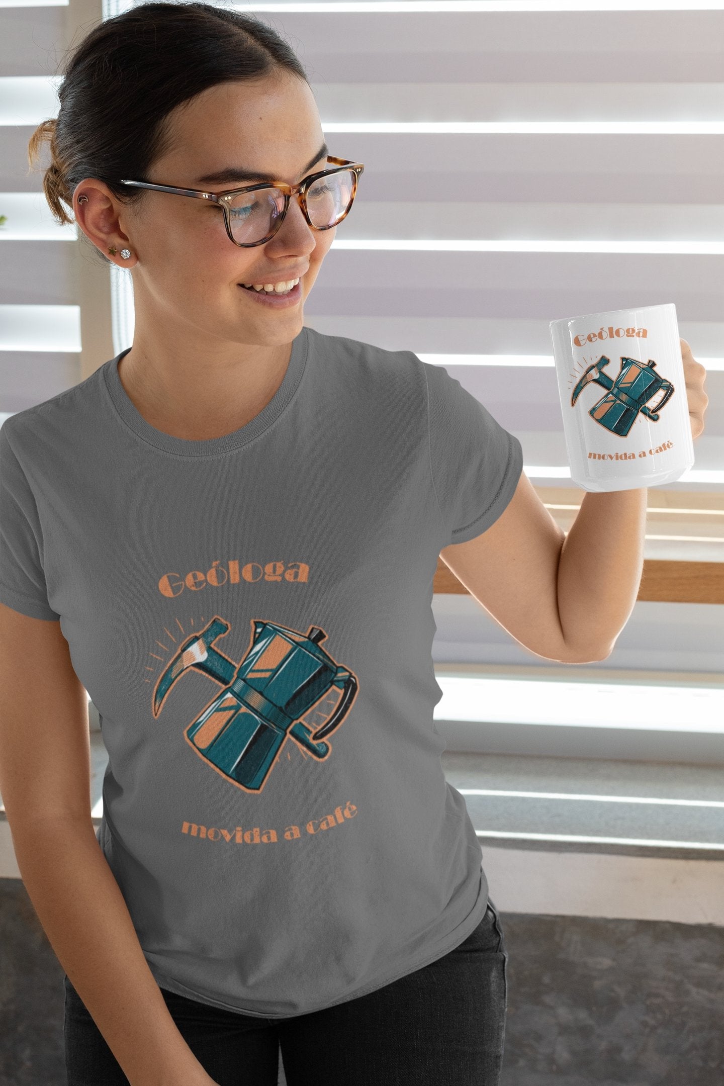 Camiseta Geóloga Movida a Café - Feminino -camiseta- Editora Datum