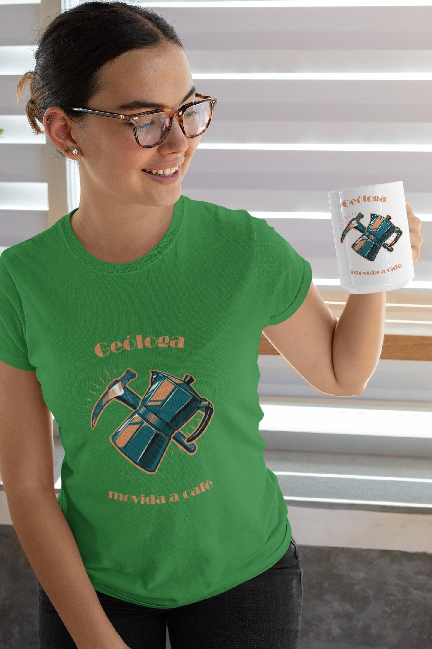 Camiseta Geóloga Movida a Café - Feminino -camiseta- Editora Datum